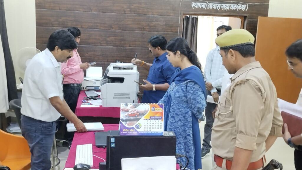 हरदोई, लक्ष्मीकान्त पाठक (वेब वार्ता)। मुख्य विकास अधिकारी सान्या छाबड़ा ने मंगलवार को शाम 4:30 बजे विकासखंड टड़ियावां कार्यालय का औचक निरीक्षण किया। इस दौरान खंड विकास अधिकारी इंद्रसेन मौजूद रहे। अनुपस्थित कर्मियों पर कार्रवाई निरीक्षण में उपस्थिति पंजिका जांचने पर तकनीकी सहायक प्रशांत कुमार व संदीप अवस्थी तथा बीएमएम अमित मिश्रा अनुपस्थित पाए गए। सीडीओ ने सभी का आज का वेतन तत्काल प्रभाव से रोकने के आदेश दिए। कार्यालयों का निरीक्षण और नोटिस जारी सीडीओ ने प्रशासनिक भवन, एनआरएलएम कार्यालय, प्रेरणा कैंटीन व एडीओ पंचायत कार्यालय का जायजा लिया। आयुष्मान कार्ड कार्य में लापरवाही पर चार पंचायत सहायकों को सेवा समाप्ति नोटिस देने का निर्देश। एनआरएलएम की फीडिंग प्रगति असंतोषजनक मिलने पर एडीओ आईएसवी नितिन कुमार व बीएमएम राजेश कुमार को नोटिस जारी करने के आदेश। भवन मरम्मत और गौशाला निरीक्षण सभागार की फॉल सीलिंग जर्जर मिलने पर खंड विकास अधिकारी को 15 दिन में मरम्मत कर अनुपालन रिपोर्ट देने का निर्देश दिया गया। ब्लॉक परिषद स्थित गौशाला का निरीक्षण करते हुए सीडीओ ने पशुओं के पेयजल और भूसा व्यवस्था देखी तथा केयरटेकर से रखरखाव संबंधी जानकारी ली। कार्यालय बंद मिलने पर कार्रवाई निरीक्षण के दौरान बाल विकास परियोजना अधिकारी का कार्यालय बंद पाया गया। इस पर सीडीओ ने उन्हें कारण बताओ नोटिस जारी करने और संबंधित स्टाफ का वेतन रोकने के निर्देश दिए।