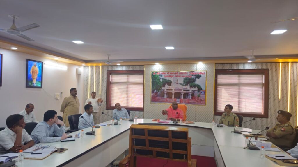 शारदीय नवरात्रि मेला तैयारियों की बैठक देवीपाटन मंदिर में संपन्न, अधिकारी मौजूद