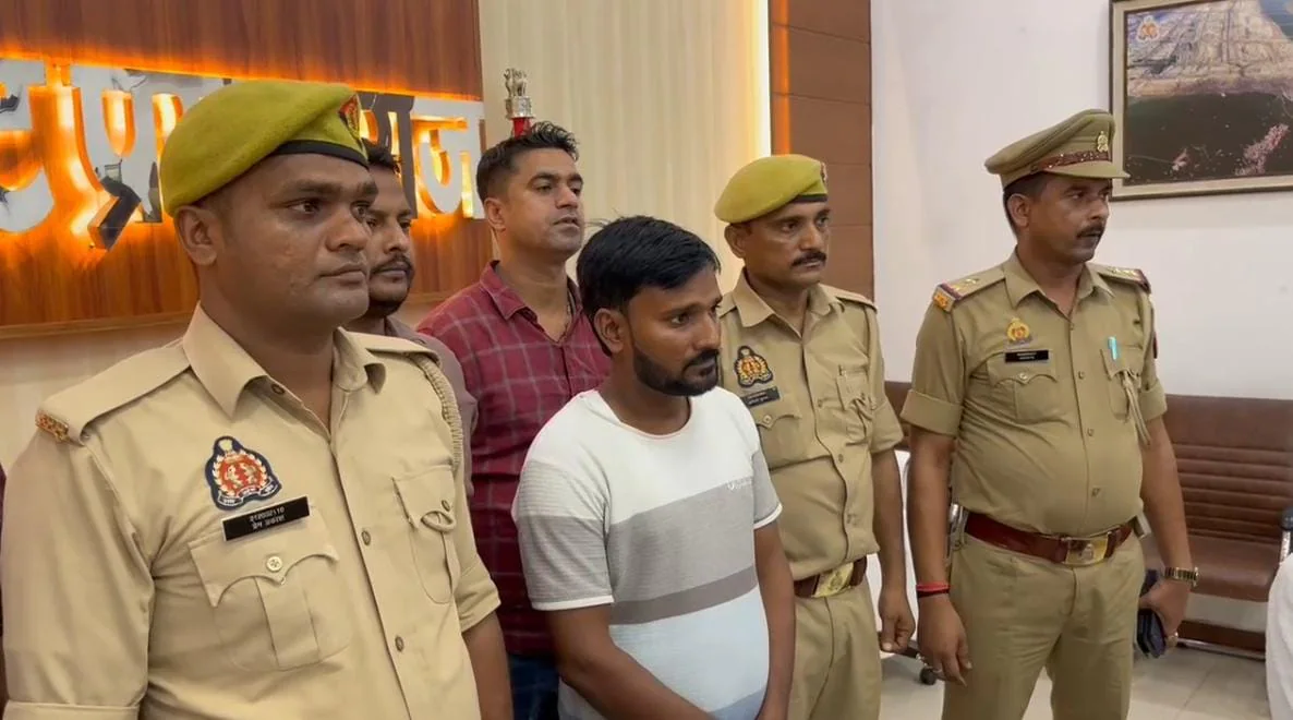 सपा से निष्कासित विधायक पूजा पाल के खिलाफ सोशल मीडिया एक्स पर अभद्र टिप्पणी करने वाले उमेश कुमार यादव को पुलिस ने गिरफ्तार कर लिया है. पुलिस कमिश्नरेट प्रयागराज की सिटी जोन की कर्नलगंज थाना पुलिस ने उसे लल्ला चुंगी से पकड़ा. गिरफ्तार अभियुक्त प्रतापगढ़ जिले के लालगंज थाना क्षेत्र का रहने वाला है. किसी राजनीतिक दल से उसका कोई कनेक्शन सामने नहीं आया है. विधायक पूजा पाल के खिलाफ सोशल मीडिया पर अभद्र और अपमानजनक टिप्पणी पर सरायममरेज प्रयागराज के अधिवक्ता श्याम चंद्र पाल ने 16 अगस्त को एफआईआर दर्ज कराई थी. एफआईआर में आरोप लगाया था कि एक्स पर किए गए पोस्ट से चायल विधानसभा क्षेत्र सहित तमाम महिलाओं की भावनाएं आहत हुई हैं. पूजा पाल पर अभद्र टिप्पणी ओछी लोकप्रियता के लिए की गई है. इस पोस्ट से शेफर्ड, पाल, बघेल, धनगर, गडेरिया और चरवाहा समाज की भावनाएं आहत हुई हैं.