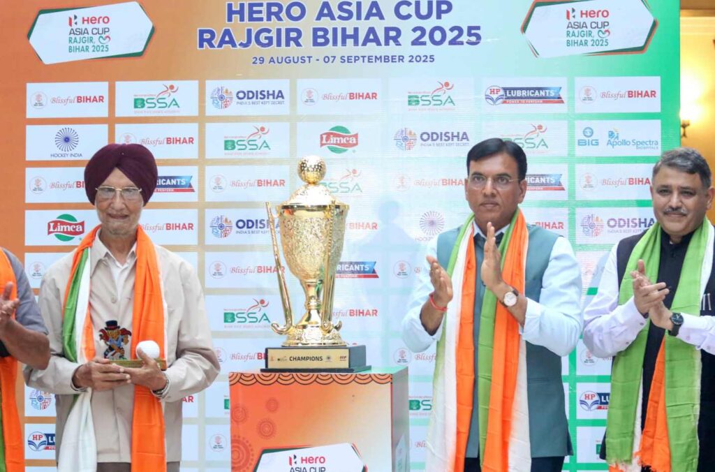 केंद्रीय मंत्री डॉ. मनसुख मांडविया द्वारा हॉकी एशिया कप 2025 की ट्रॉफी का अनावरण करते हुए।