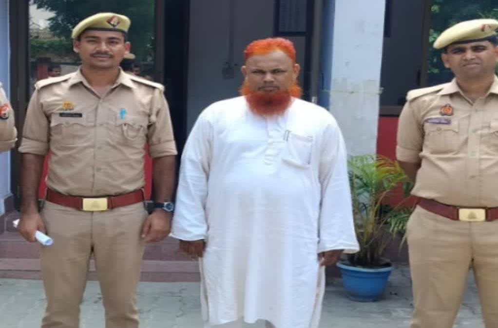 कुशीनगर में धर्म परिवर्तन मामले में मदरसा के प्रधानाचार्य को गिरफ्तार किया गया है. पिता की शिकायत पर पुलिस ने कार्रवाई की है.
