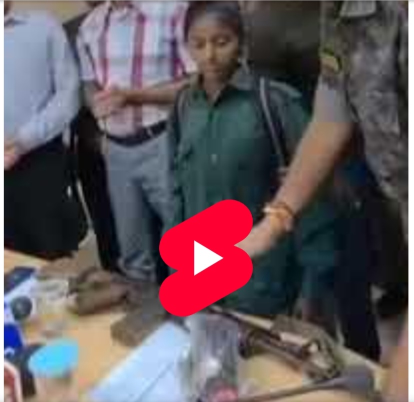 ये मासूम सी बच्ची कहीं से लगती है नक्सली? लेकिन है? फ़िलहाल सरेंडर कर दिया है।